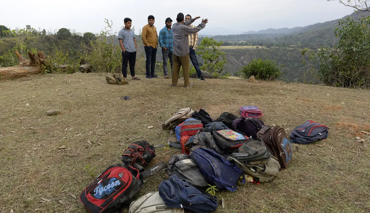 Tumpukan tas para siswa yang mengalami kecelakaan bus di dekat Nurpur, Distrik Kangra, Himachal Pradesh, India, Selasa (10/4). Bus nahas itu mengangkut 40 siswa dari sekolah Wazir Ram Singh Pathania Memorial di Nurpur, Distrik Kangra. (SHAMMI MEHRA/AFP)