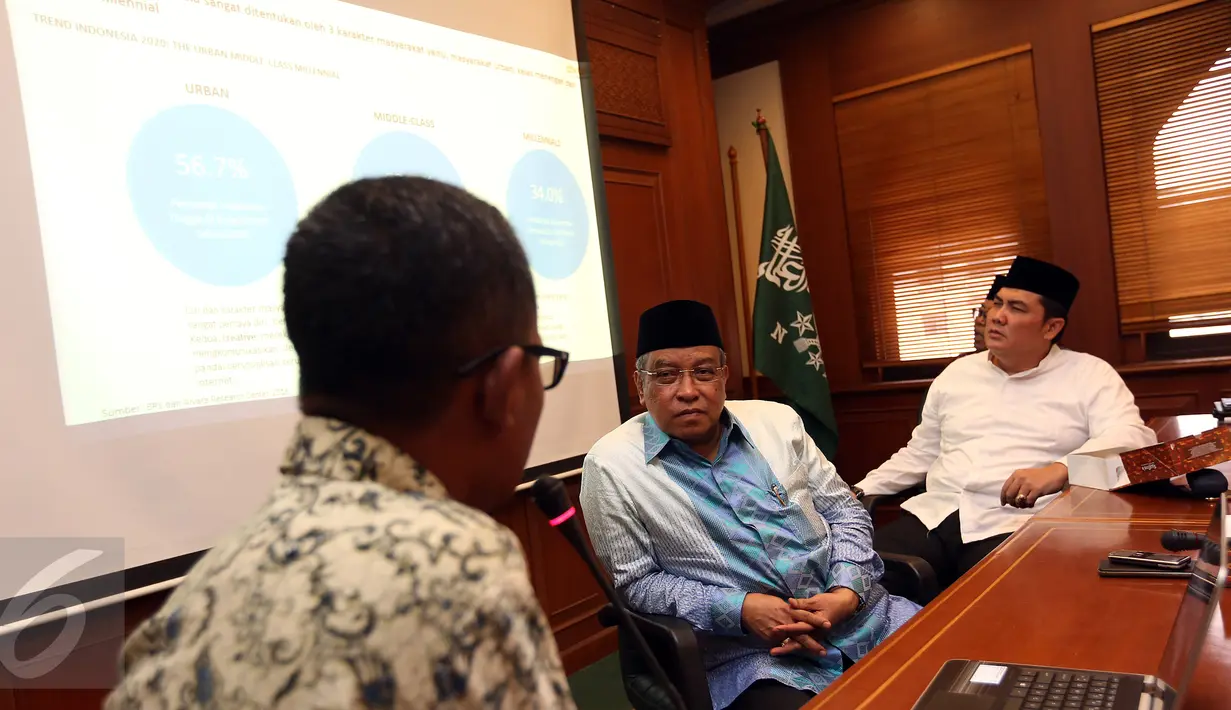 Ketua Umum PBNU Said Aqil Siradj mendengarkan penjelasan saat menghadiri Rilis Survei "Potret Keberagaman Muslim Indonesia" di Kantor PBNU, Jakarta, Senin (30/1). (Liputan6.com/Johan Tallo)