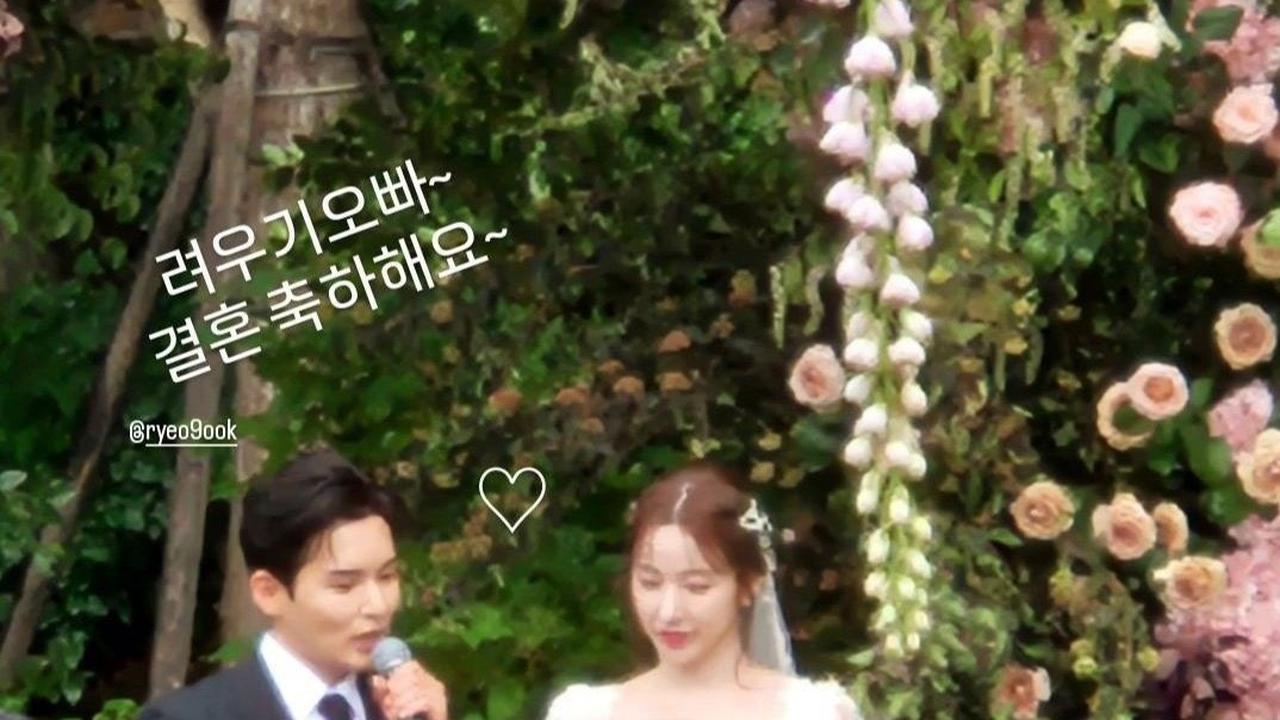 Pernikahan Ryeowook dan Ari Tahiti tidak hanya menjadi momen bahagia bagi mereka berdua, tetapi juga menjadi ajang reuni yang sangat berharga bagi 15 anggota Super Junior.