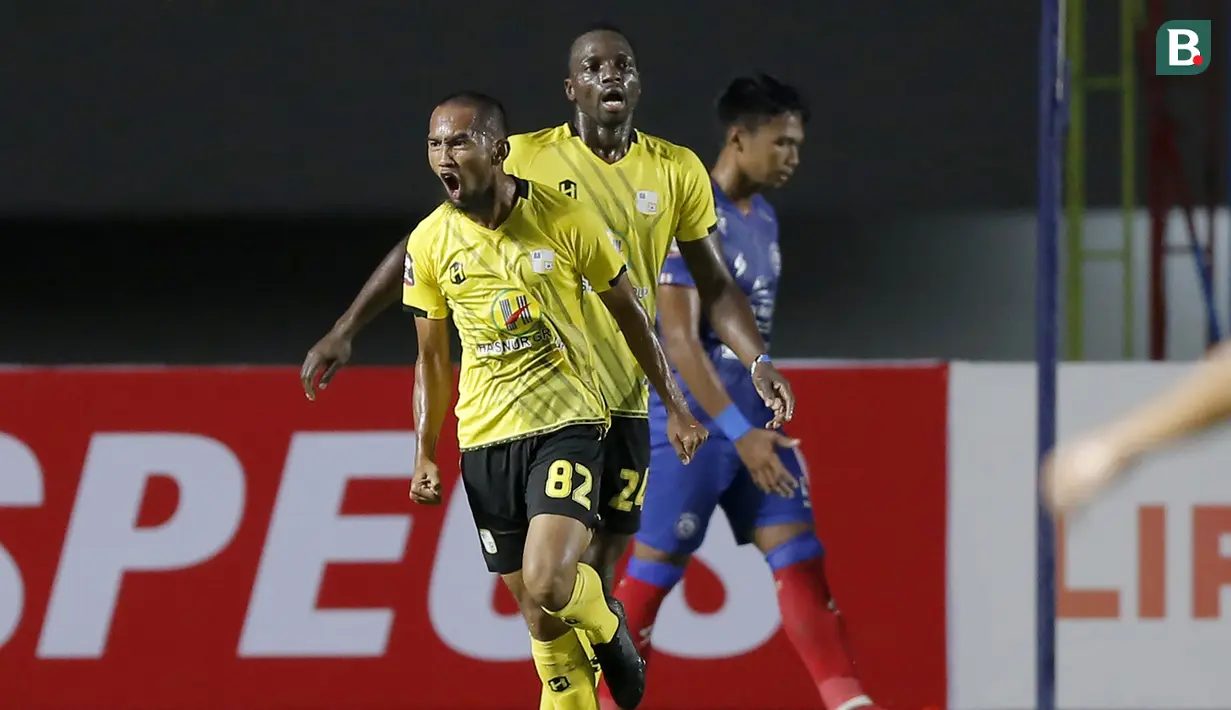 Striker Barito Putera, Beni Oktovianto melakukan selebrasi usai mencetak gol kedua timnya ke gawang Arema FC dalam laga matchday ke-2 Grup A Piala Menpora 2021 di Stadion Manahan, Solo, Kamis (25/3/2021). Barito Putera menang 2-1 atas Arema FC. (Bola.com/Arief Bagus)