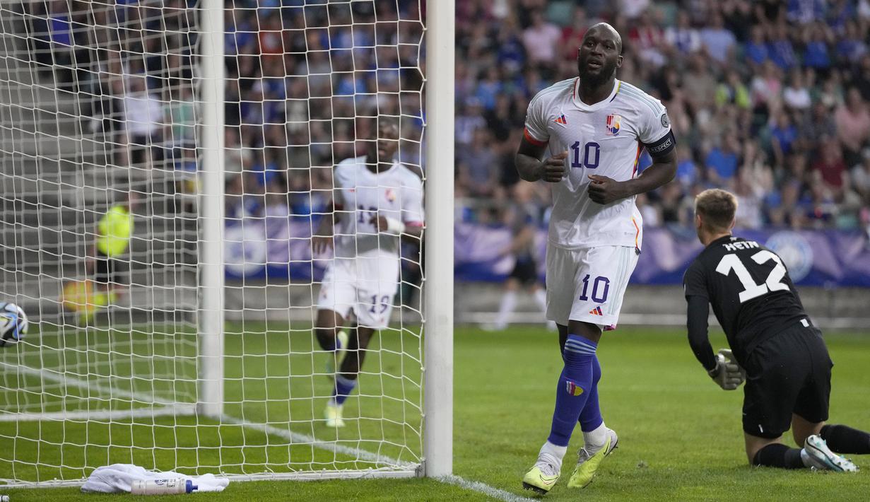 Pemain Belgia, Romelu Lukaku melakukan selebrasi setelah mencetak gol kedua timnya ke gawang Estonia pada laga Grup F Kualifikasi Euro 2024 yang berlangsung di A. Le Coq Arena, Tallinn, Estonia, Rabu (21/06/2023) dini hari WIB. Lukaku sukses mencetak dua gol untuk kemenangan 3-0 Belgia. (AP Photo/Pavel Golovkin)