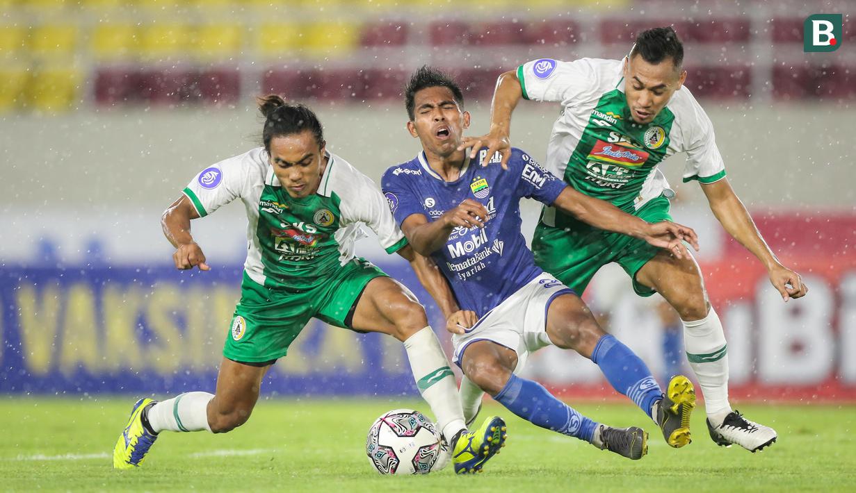 Langkah awal Persib untuk bangkit muncul di menit ke-53 karena mereka mendapat hadiah penalti. Itu bermula dari umpan lambung yang dikirim oleh Rashid diteruskan dengan pergerakan Frets Butuan yang kemudian dilanggar oleh pemain PSS. (Bola.com/Bagaskara Lazuardi)