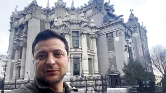 Video pernyataan Presiden Ukraina Volodymyr Zelensky yang viral. Ia menegaskan akan ikut berjuang mempertahankan negaranya. (Ukrainian Presidential Press Office via AP)