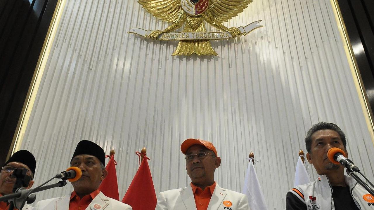 Presiden Partai Keadilan Sejahtera (PKS) Ahmad Syaikhu didampingi jajaran petinggi partai angkat bicara terkait ketidakhadirannya dalam acara deklarasi pasangan Anies Baswedan dan Muhaimin Iskandar atau Cak Imin sebagai bakal capres dan cawapres di Pemilu