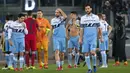 Para pemain Lazio tampak kecewa usai ditaklukkan Juventus pada laga Serie A di Stadion Olympic, Minggu (27/1). Juventus menang 2-1 atas Lazio. (AP/Claudio Peri)