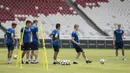 Para pemain Islandia mengontrol bola saat latihan di SUGBK, Jakarta, Sabtu (13/1/2018). Islandia menggelar latihan resmi jelang laga persahabatan melawan Indonesia. (Bola.com/Vitalis Yogi Trisna)