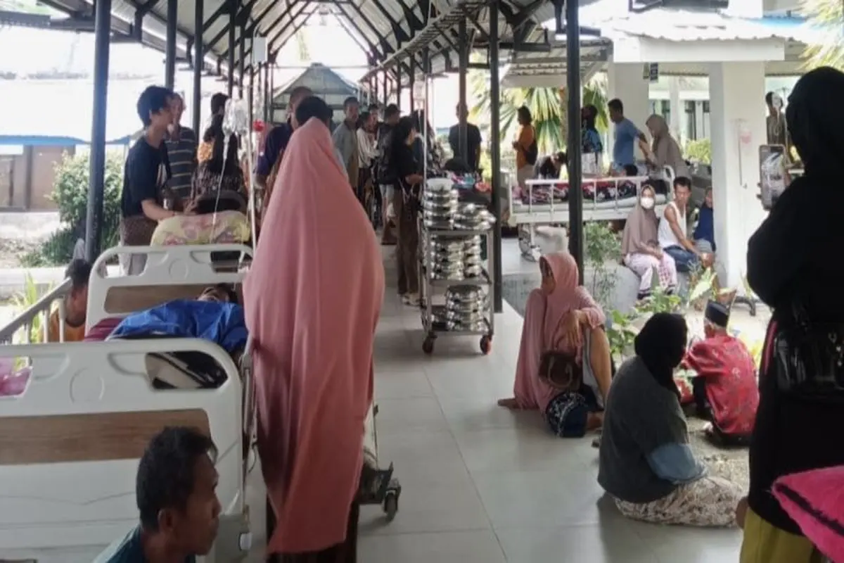 Pasien RS Anuntaloko Parigi, Kabupaten Parigi Moutong dievakuasi dari ruang perawatan sesaat setelah gempa.