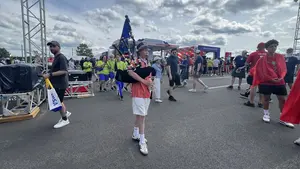 Suporter Skotlandia memainkan bagpipe saat berjalan di area fanzone Gillette Stadium, Foxborough, Amerika Serikat, Jumat (19/6/2026), menjelang laga melawan Maroko pada Piala Dunia 2026. Alunan musik tradisional tersebut menambah semarak suasana dan menjadi salah satu ciri khas dukungan Tartan Army kepada Timnas Skotlandia. (KLY Sports/Hery Kurniawan)