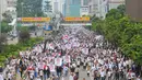 Massa aksi damai 4 November berjalan memasuki kawasan Thamrin menuju Gedung Balai Kota, Jakarta Pusat, Jumat (4/11). Massa aksi membawa berbagai atribut untuk menuntut proses hukum terhadap Basuki Tjahaja Purnama (Ahok). (Liputan6.com/Angga Yuniar)