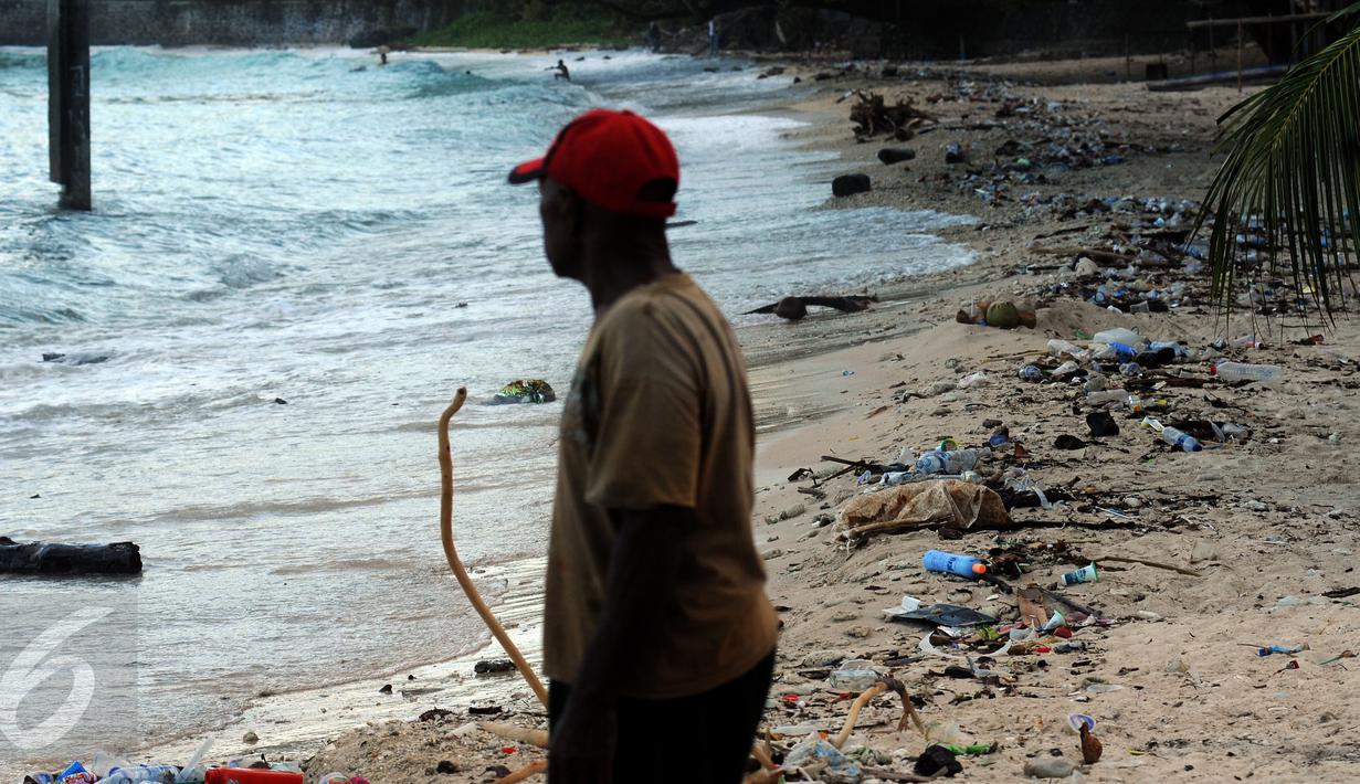 Warga melihat kondisi pantai Pasir Putih, Manokwari, Papua Barat yang dipenuhi sampah, Senin (15/8/2016). Kondisi ini bisa mengurangi daya tarik wisatawan lokal maupun mancanegara menikmati keindahan alam Papua Barat. (Liputan6.com/Helmi Fithriansyah)