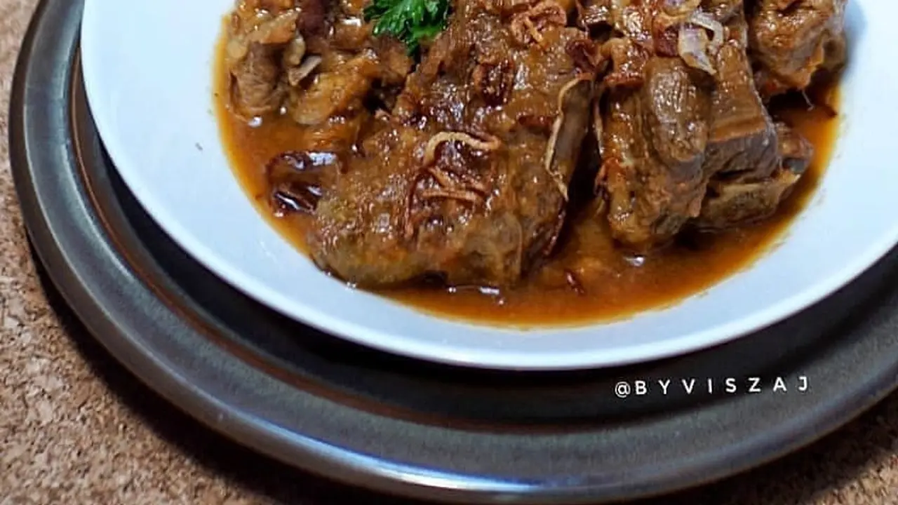 Sepiring krengsengan kambing khas Surabaya
