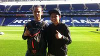 Evan Dimas Darmono dan teman karibnya, Fuguh Pangestu, berfoto di dalam markas RCD Espanyol, Estadio Cornella-El Prat. (Bola.com/La Liga)