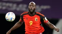 Pemain Belgia,&nbsp;Romelu Lukaku mengontrol bola saat matchday ketiga Grup F Piala Dunia 2022 melawan Kroasia yang berlangsung di Ahmad Bin Ali Stadium, Kamis (01/12/2022). (AP/Luca Bruno)