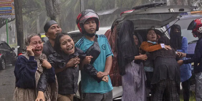 Tangis Histeris Keluarga Korban Gempa Magnitudo 6,, di Mamuju