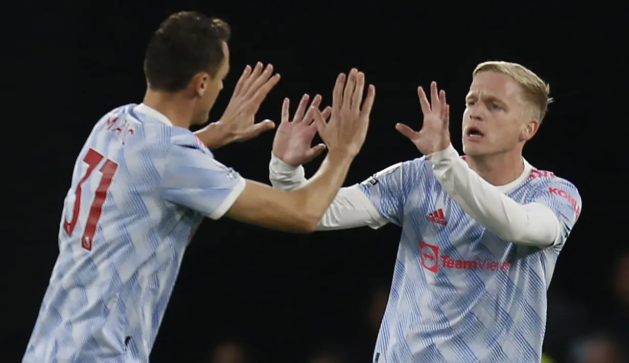 Donny van de Beek. Gelandang asal Belanda berusia 25 tahun yang sejak bursa transfer Januari lalu dipinjamkan Manchester United ke Everton ini didatangkan Setan Merah dari Ajax Amsterdam pada awal musim 2020/2021 dengan nilai transfer sebesar 39 juta euro. Donny van de Beek sendiri dipromosikan Ajax dari tim U-21 pada tengah musim 2015/2016 dan merupakan produk asli Akademi Ajax Amsterdam yang telah menimba ilmu sejak berusia 11 tahun. (AFP/Ian Kington)