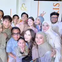 Lihat di sini gaya seleb hadiri acara lamaran Harris Vriza dan Haviza Devi di Medan. [@aanstory].