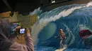 <p>Seorang wanita memfoto rekannya saat mengunjungi museum 3D di Jakarta, Minggu (7/11/2021). Museum 3D tersebut dibuka kembali setelah pelonggaran pembatasan Covid-19. (AFP/Adek Berry)</p>