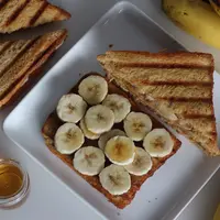 Resep Almond Butter Banana Toast./Copyright depositphotos.com/jogyabraham