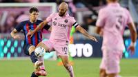 Bek Barcelona Andreas Christensen bersaing memperebutkan bola dengan&nbsp;Gonzalo Higua&iacute;n dari Inter Miami CF pada pertandingan persahabatan pramusim di DRV PNK Stadium, 19 Juli 2022. (Michael Reaves/Getty Images/AFP)