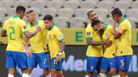 Pemain Brasil merayakan gol yang dicetak Philippe Coutinho ke gawang Bolivia pada laga kualifikasi Piala Dunia 2020 di Corinthians Arena, Sabtu (10/10/2020) pagi WIB. Brasil menang 5-0 atas Bolivia. (AFP/Amanda Perobelli/poll)