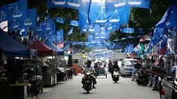 Bendera dari berbagai partai politik digantung di sepanjang jalan di Kuala Lumpur, Malaysia, Senin (7/5). PM Malaysia Najib Razak akan bersaing dengan mantan mentornya, Mahathir Mohamad. (AP Photo/Aaron Favila)