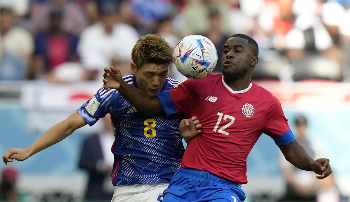 <p>Penyerang Jepang, Ritsu Doan berebut bola dengan pemain Kosta Rika, Joel Campbell selama pertandingan grup E Piala Dunia 2022 Qatar di Stadion Ahmad Bin Ali di Al Rayyan, Qatar, Minggu, 27 November 2022. Kemenangan ini membuat Kosta Rika berada diperingkat ketiga dengan tiga poin. (AP Photo/Hassan Ammar)</p>