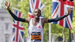Ekspresi pelari Kenya, Sabastian Sawe saat melintasi garis finis dalam ajang London Marathon 2025 di London, Inggris, Sabtu (27/04/2025) waktu setempat. (AP Photo/Alberto Pezzali)