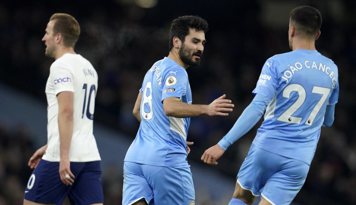 Bola yang terlepas pun dapat dimanfaatkan dengan tembakan langsung tanpa mengontrol dari Ilkay Gundogan dan gagal dibendung Hugo Lloris serta pemain belakang Tottenham Hotspur. Skor 1-1 bertahan hingga babak pertama usai. (AP/Jon Super)