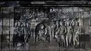 Relief yang menghiasi candi Borobudur di Magelang, Jawa Tengah, Indonesia 10 Mei 2016. Arsip tersebut juga harus memiliki dokumen pendukung yang autentik. Selain itu arsip tersebut harus memiliki nilai ingatan dunia. (AFP Photo/Goh Chai Hin)