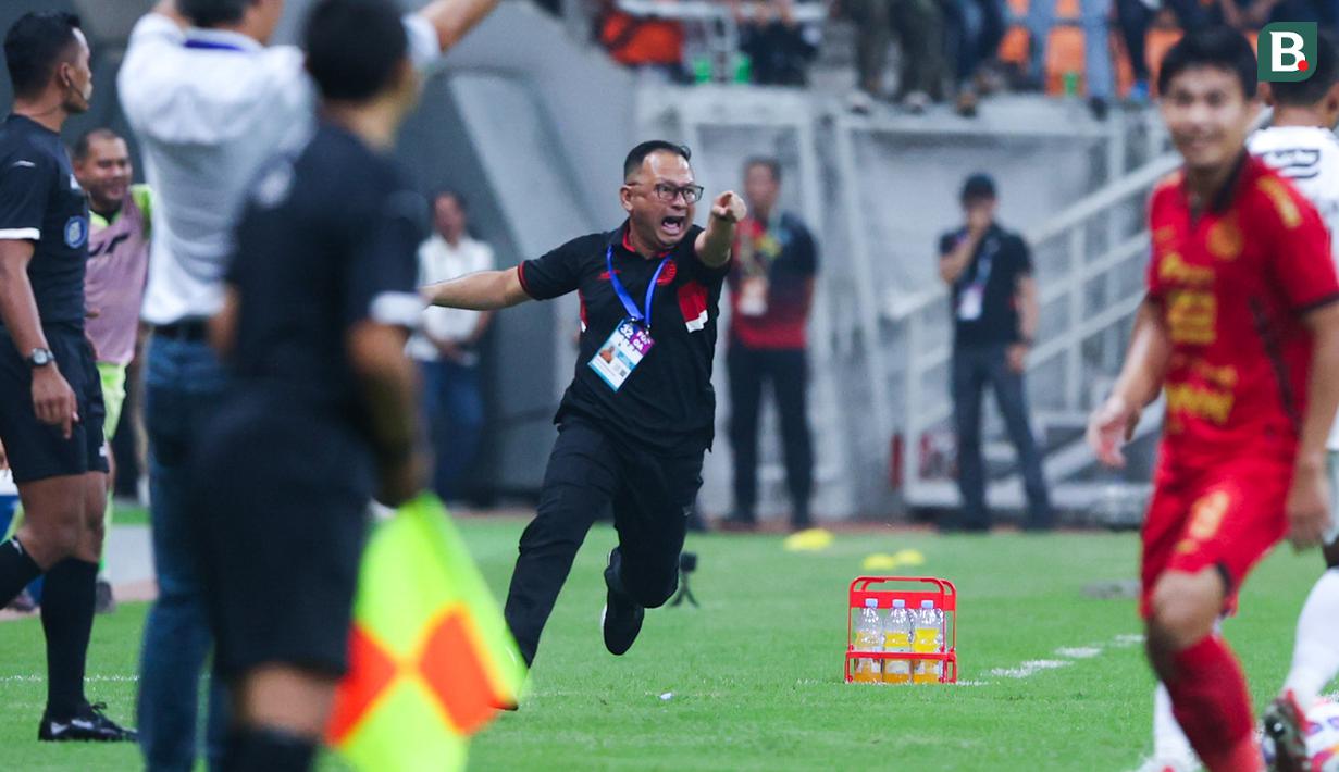 Ekspresi Pelatih Persija Jakarta, Ricky Nelson, saat pertandingan melawan Bali United pada laga BRI Liga 1 di Stadion Jakarta International Stadium (JIS), Jakarta, Sabtu (10/5/2025) malam WIB. (Bola.com/Abdul Aziz)