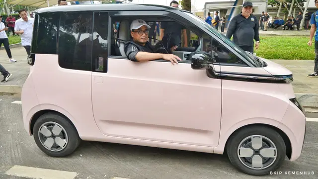 Menteri Perhubungan Budi Karya Sumadi menggunakan mobil listrik ketika mengunjungi Museum Transportasi TMII