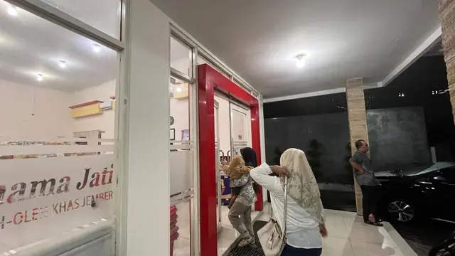 Toko oleh-oleh Aneka Sari Rasa tidak pernah sepi pengunjung. (foto: Istimewa)