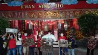 Pelepasan 888 burung di malam menjelang pergantian tahun baru China atau Imlek 2573 di Tempat Ibadah Tri Dharma (TITD) Kwan Sing Bio Tuban. (Ahmad Adirin/Liputan6.com)