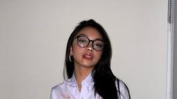 Pemilik nama Adyla Rafa Naura Ayu ini tampil mempesona mengenakan kacamata dan seragam anak sekolah. Memiliki paras cantic dan punya banyak karya sejak kecil membuat perempuan tersebut menjadi idaman penggemarnya. (Instagram/@naura.ayu)
