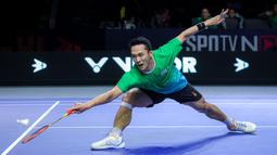 Pebulu tangkis tunggal putra Indonesia, Jonatan Christie dari tim Blitzers berusaha mengembalikan kok ke arah Anthony Ginting dari tim Hurricanes dalam laga Badminton XL 2025 di Istora Senayan, Jakarta, Sabtu (04/10/2025). (Bola.com/Bagaskara Lazuardi)