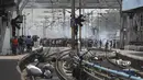 Para pengunjuk rasa meneriakkan slogan-slogan anti pemerintah di stasiun kereta api Secunderabad di Hyderabad, India, Jumat (17/6/2022). Unjuk rasa hari kedua berturut-turut pada hari Jumat menentang skema rekrutmen pemerintah jangka pendek yang baru untuk militer. (AP Photo/Mahesh Kumar A)