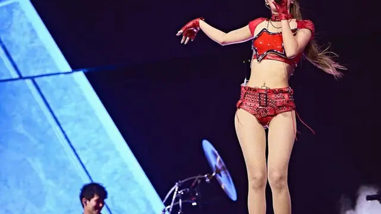 6 Potret Kesamaan Lisa dan Jennie Blackpink Kenakan Hot Pants Dipadukan Belt Leather Merah di Panggung Coachella 2025