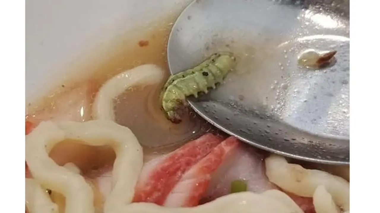 5 Foto Makanan Tercampur Sesuatu Ini Bikin Enggak Nafsu Makan