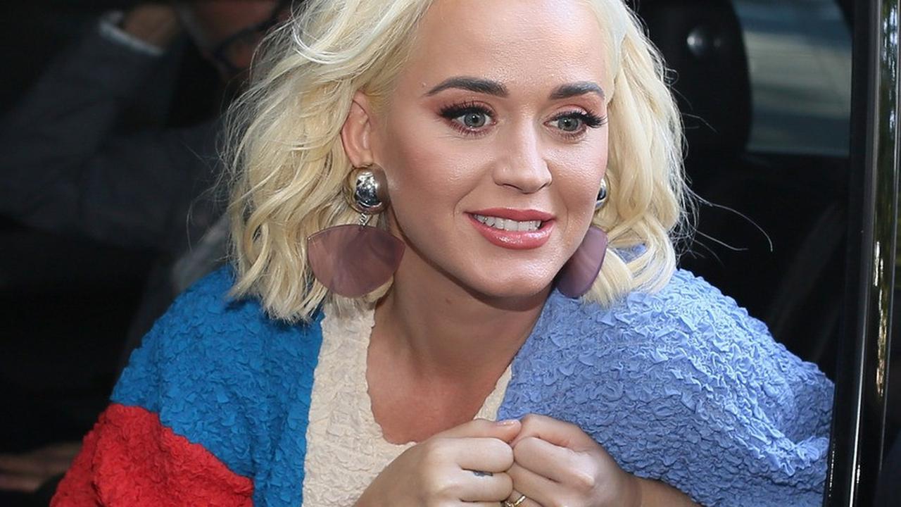 Foto AI Katy Perry Menampilkan Dirinya Dengan Gaun Beige Muda