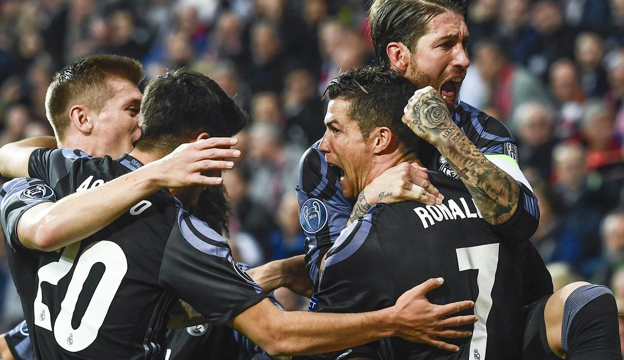 Striker Real Madrid, Cristiano Ronaldo, merayakan gol yang dicetaknya pada laga perempat final Liga Champions melawan Bayern Munchen di Allianz Arena, Rabu (13/4/17). Real Madrid berhasil menundukan Bayern Munchen dengan skor 2-1. (EPA/Filip Singer)