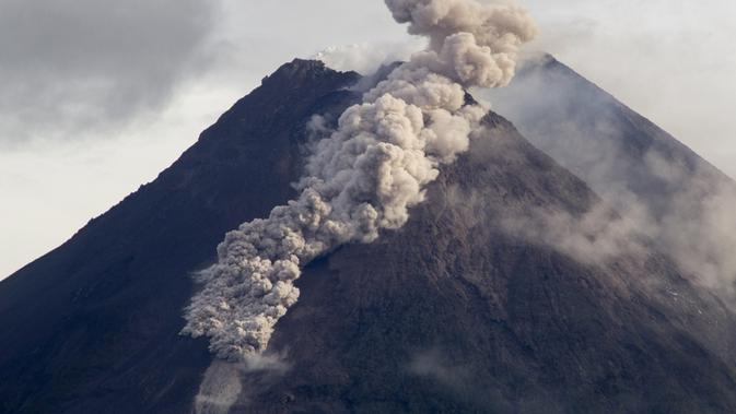 Awan panas dari bahan vulkanik mengalir menuruni lereng Gunung Merapi saat terjadi letusan di Sleman, Yogyakarta (27/1/2021). Gunung berapi paling aktif di Indonesia meletus pada Rabu dengan sungai lava dan awan gas yang membakar mengalir 1.500 meter (4.900 kaki) ke bawahnya. lereng.  (AP Photo/Slam