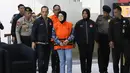 Bupati Sukoharjo Etik Suryani mengenakan rompi tahanan  dibawa menuju mobil tahanan usai menjalani pemeriksaan di Gedung Merah Putih KPK, Jakarta, Sabtu (11/7/2026). (KLY/Arie Basuki)