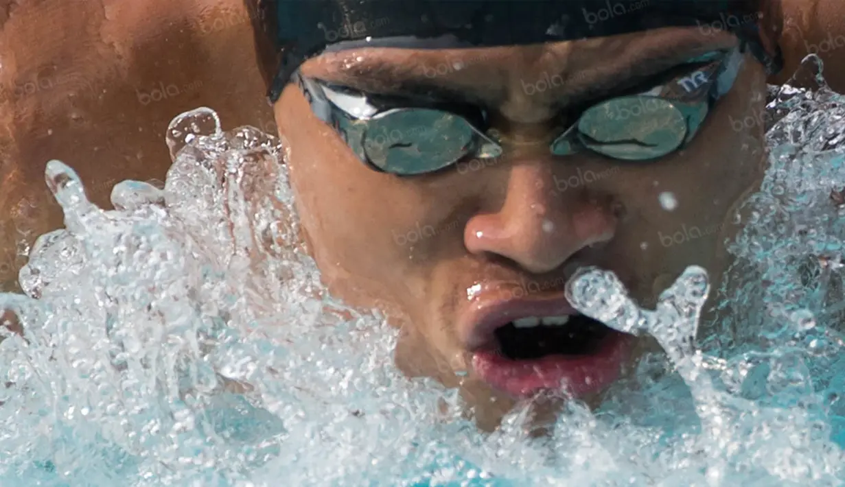 Dua tahun kemudian, pada Sea Games 2009, Glenn Victor kembali menunjukan prestasinya dengan meraih medali emas nomor perseorangan 100 meter gaya punggung. (Bola.com/Vitalis Yogi Trisna)