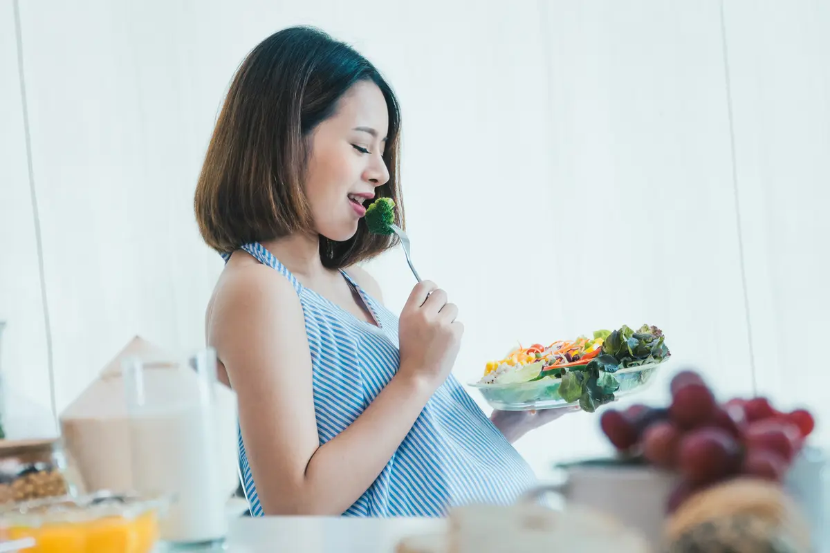 Ibu hamil makan sayur