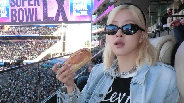 Cara Rose BLACKPINK sampai IN Stray Kids Styling Jaket Denim Trucker yang Kembali Tren
