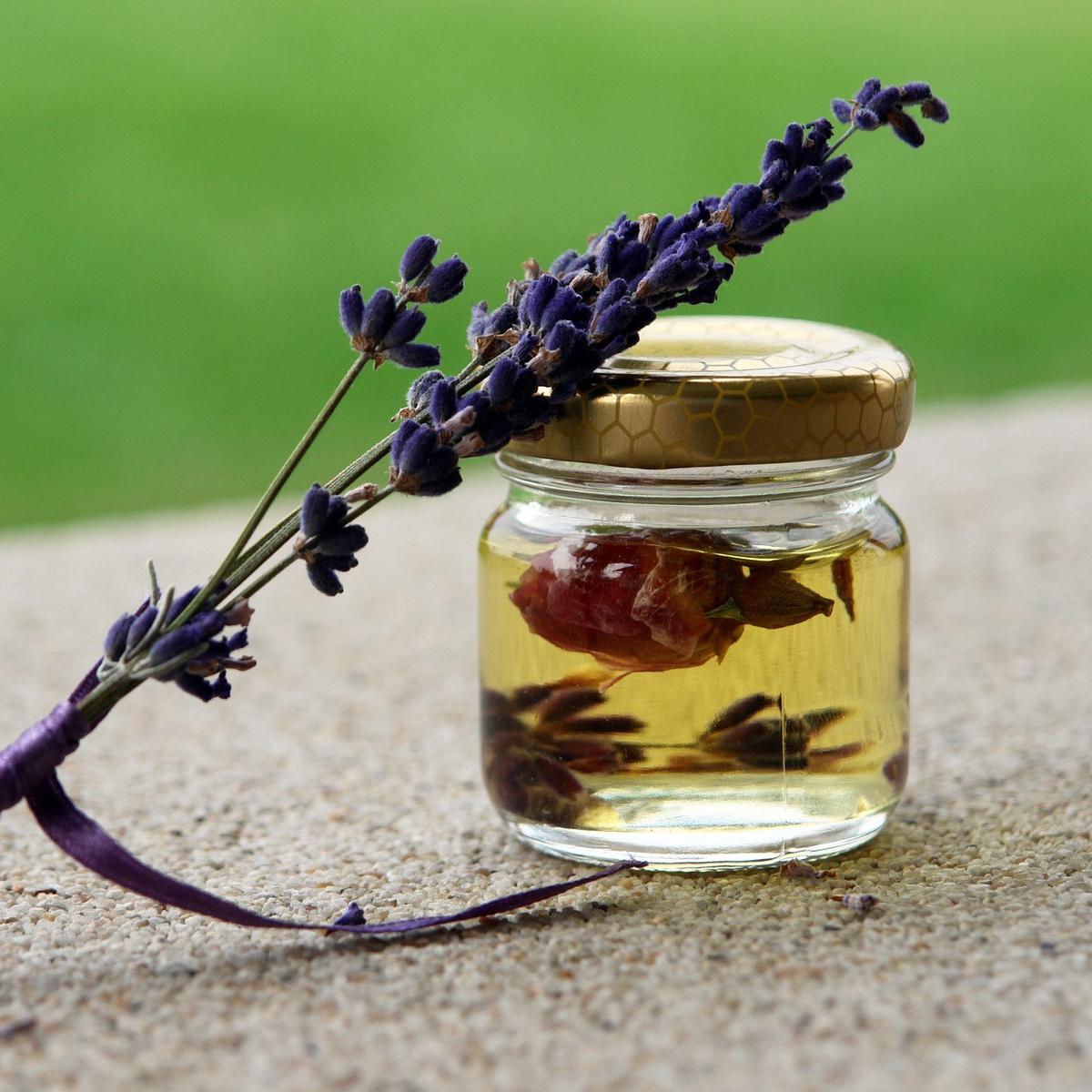 Ilustrasi Lavender Oil / Minyak Lavender (sumber: pixabay)