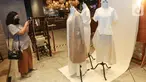 Pengunjung mengambil foto baju dalam pameran SukkhaCitta bertajuk KAPAS di ASHTA District 8, Jakarta, Jumat (22/4/2022). SukkhaCitta menceritakan  penerapan sustainable fashion dalam bisnisnya untuk melindungi lingkungan hidup sekaligus meningkatkan kesejahteraan dan pengembangan masyarakat daerah perkampungan Jawa Tengah dan Jawa Timur. (Liputan6.com/Fery Pradolo)