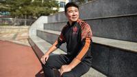 Mantan penyerang Manchester United, Dong Fangzhuo berpose untuk sebuah foto saat wawancara dengan AFP di Xiamen di provinsi Fujian, China (10/12/2019). Dong Fangzhuo yang kini berusia 34 tahun melatih anak-anak di China, beberapa di antaranya berkebutuhan khusus. (AFP/Hector Retamal)