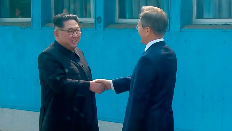 Jabat Tangan Kim Jong-un dan Moon Jae-in