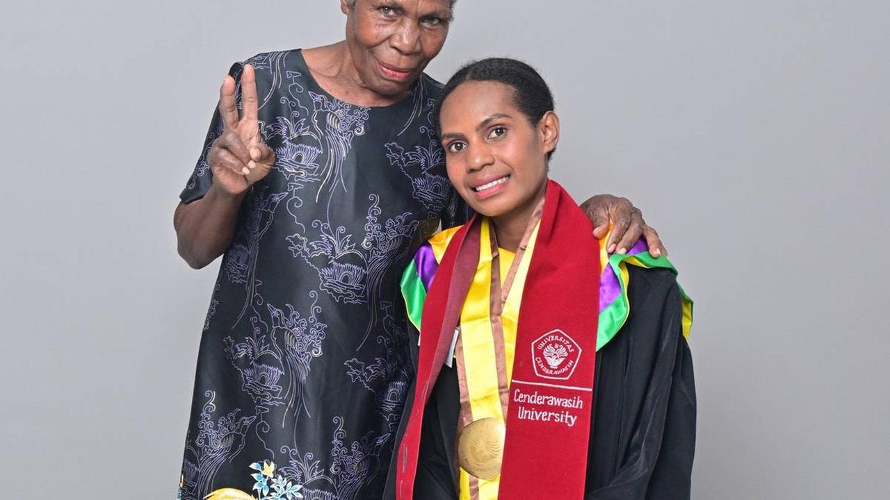 Beri Ucapan Manis, Momen Wanita Lakukan Potret Bersama Sang Ibunda di Hari Wisudanya Ini Bikin Haru Warganet